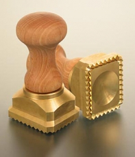 Ausstecher Ravioli, Holz/Messing, rechteckig mit gezacktem Rand, 45x55mm, 1 St