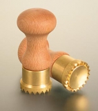 Ausstecher Ravioli, Holz/Messing, rund mit gezacktem Rand, 38mm, 1 St